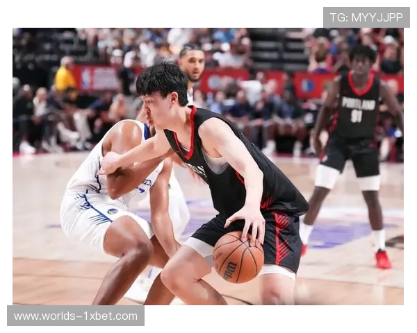 开拓者后卫挑战隔扣杨瀚森遭强力封盖 精彩防守瞬间全纪录