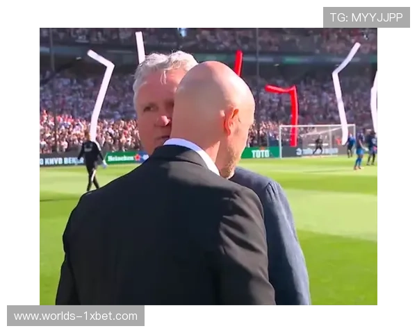 荷兰电讯报称阿贾克斯有意邀请滕哈格回归执教接替海廷加掌舵球队